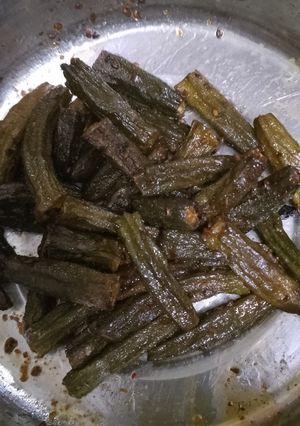 आचारी भिन्डी (achari bhindi recipe in Hindi) रेसिपी मुख्य फोटो