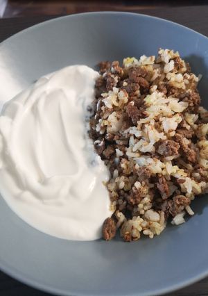Une photo de Riz, viande et épices