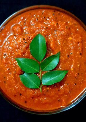 A picture of Kashmiri chilly garlic chutney.