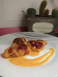 Una foto de Pimientos de piquillo rellenos de quinoa, pollo y verduras