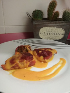 Una foto de Pimientos de piquillo rellenos de quinoa, pollo y verduras