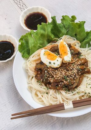 O poză a rețetei Noodles cu vită și ciuperci.
