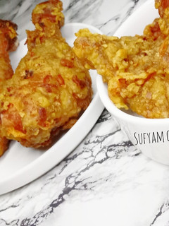A picture of KFC (kentuchy fried chicken).
