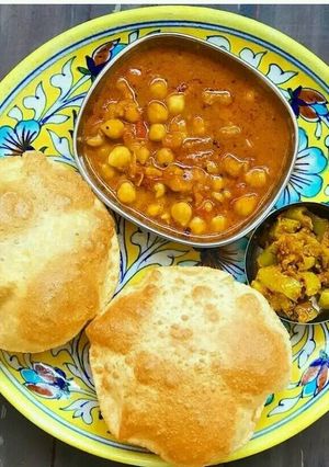 A picture of Puri with white chole.