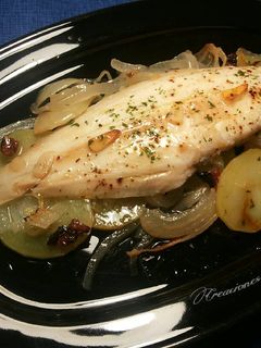 Una foto de Lenguado al horno con patatas y cebollas