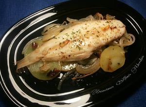 Una foto de Lenguado al horno con patatas y cebollas