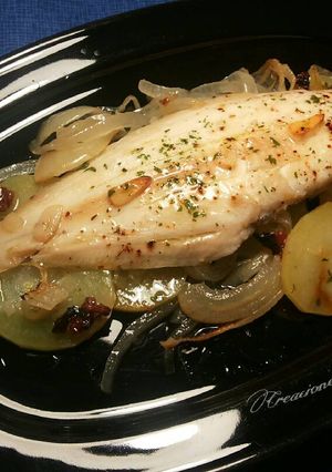 Foto principal de Lenguado al horno con patatas y cebollas
