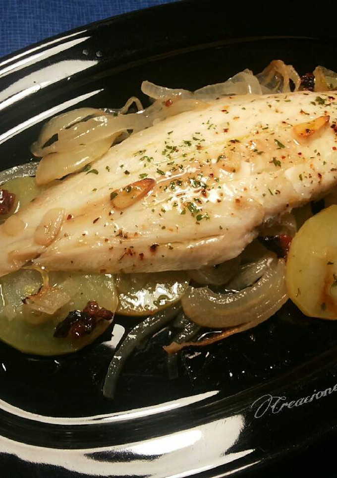 Una foto de Lenguado al horno con patatas y cebollas