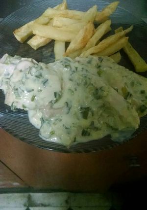 Una foto de Pollo al verdeo con papas fritas