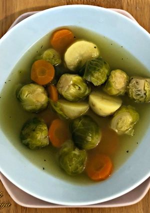 Kelbimbós tavaszi zöldségleves recept fotója