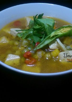 A picture of Tofu and vegetable soup.