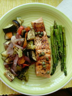 Una foto de Salmón a la plancha con Espárragos salteados y verduras al horno