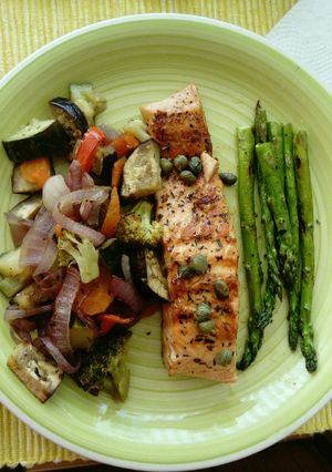 Una foto de Salmón a la plancha con Espárragos salteados y verduras al horno