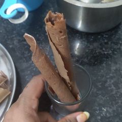 A picture of Chocolate wafter rolls.
