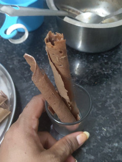 A picture of Chocolate wafter rolls.