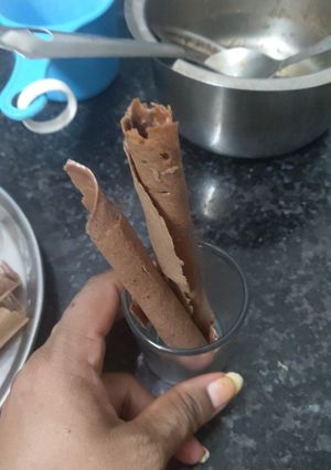 A picture of Chocolate wafter rolls.