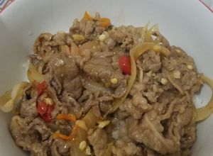 Foto resep Beef Bowl Blackpaper ala Yoshinoya (halal)