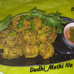 A picture of Dudhi (bottlegourd) And Methi (fenugreek) Muthiya.