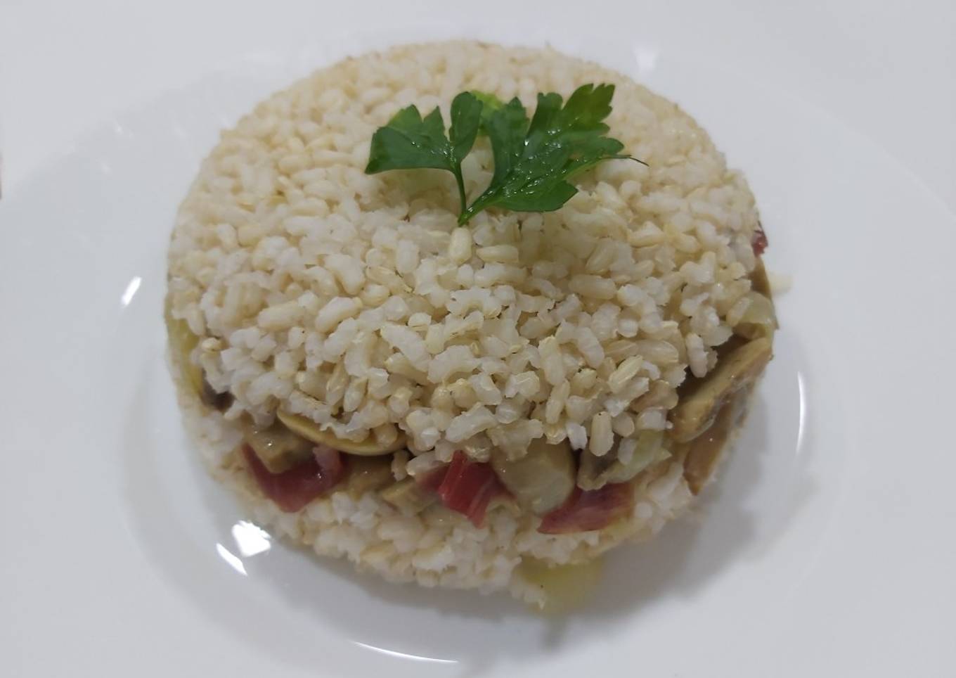 Timbal de arroz blanco con champiñones y jamón