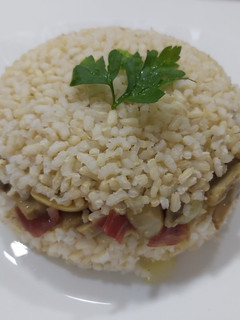 Una foto de Timbal de arroz blanco con champiñones y jamón