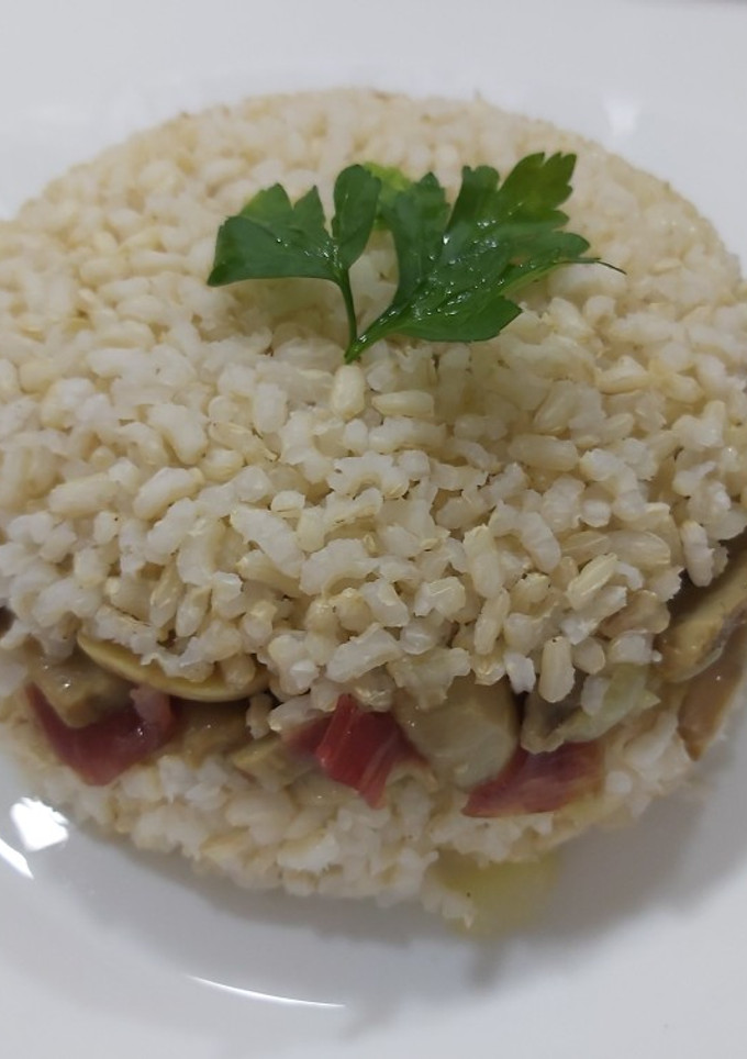 Una foto de Timbal de arroz blanco con champiñones y jamón