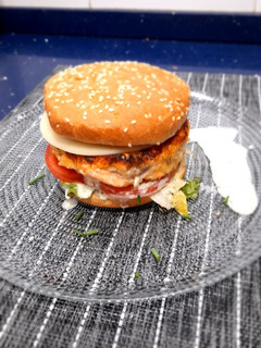 Una foto de Hamburguesa de salmón con salsa de pepino (Sin sal añadida)