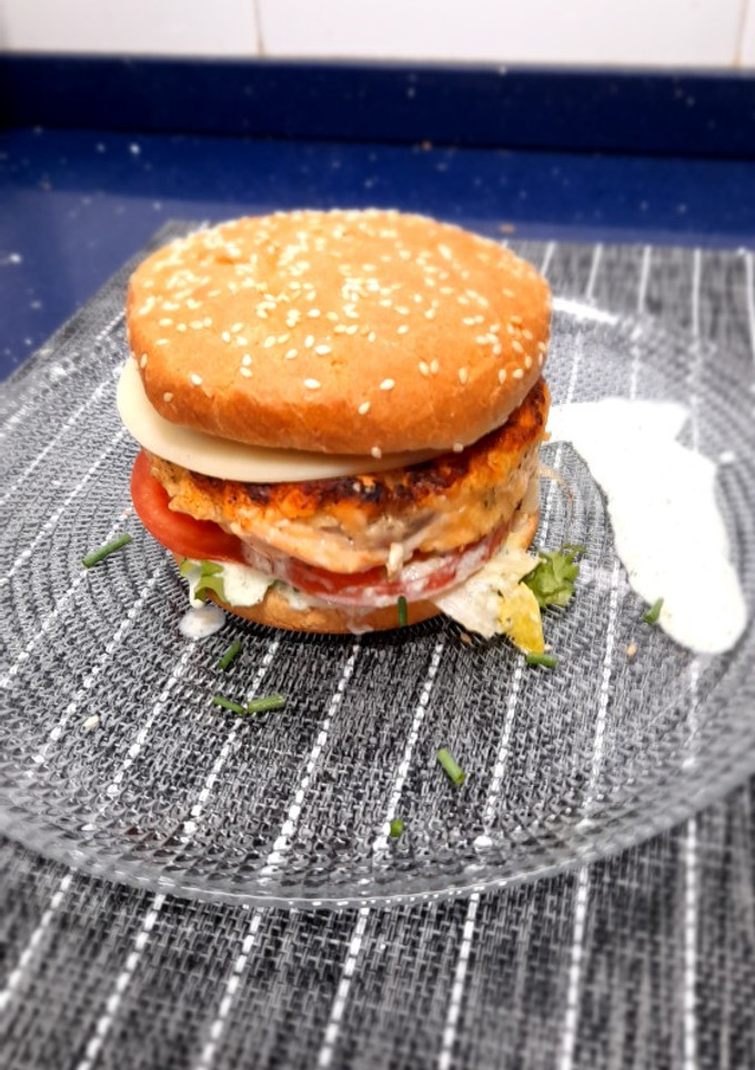 Una foto de Hamburguesa de salmón con salsa de pepino (Sin sal añadida)