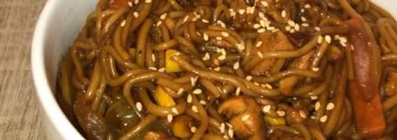 نودلز صيني بالدجاج و الخضار