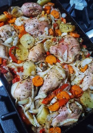 Una foto de Pollo al horno con verduras