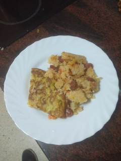 Foto principal de Tortilla de papas cocidas y Arroz frito con verduras y chistorra