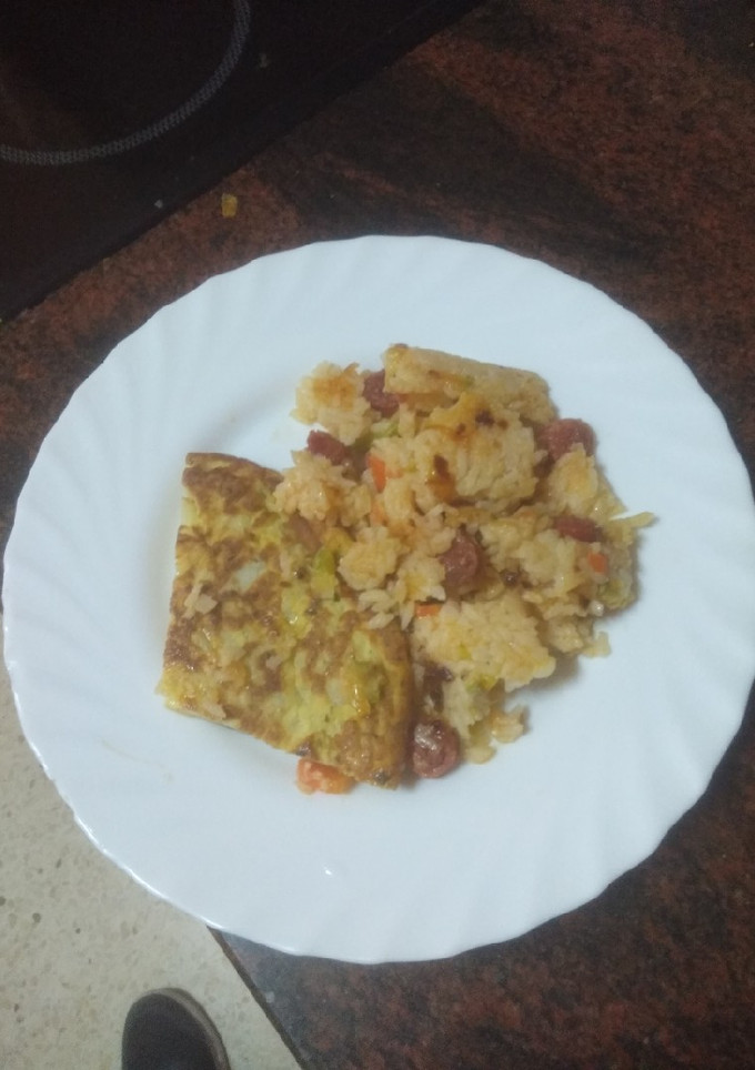Una foto de Tortilla de papas cocidas y Arroz frito con verduras y chistorra