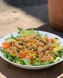 Ensalada de pasta integral con salmón y encurtidos
