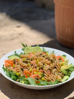 Una foto de Ensalada de pasta integral con salmón y encurtidos