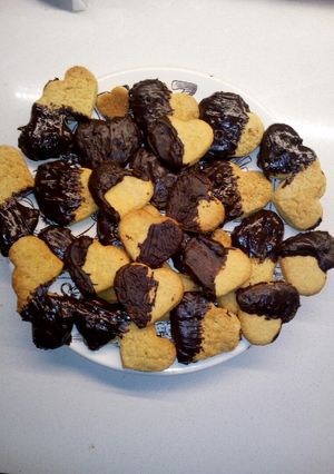 Foto di Biscotti al burro ricoperti di cioccolato fondente