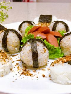 Hình của món Cơm nắm rong biển.