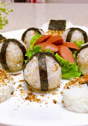 Hình của món Cơm nắm rong biển.