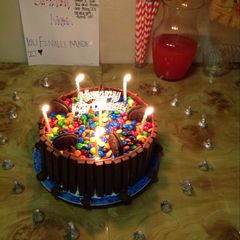 A picture of Kit Kat birthday cake.