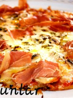 Una foto de Pizza de patatas con jamón 🔝🍕