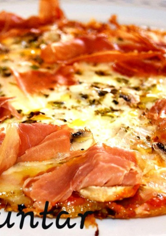 Una foto de Pizza de patatas con jamón 🔝🍕