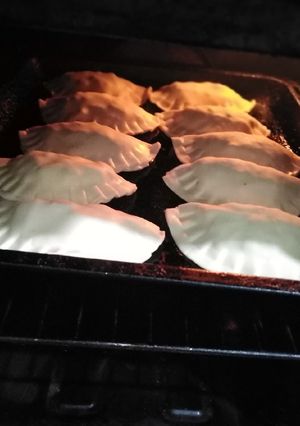 Una foto de Empanadas de carne y empanadas de tomate, queso y albahaca