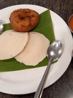 ઈડલી અને મેદુ વડા (Idli / Medu Vada Recipe In Gujarati) રેસીપી મુખ્ય ફોટો