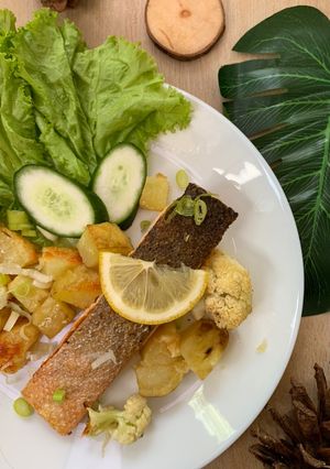Foto resep Garlic Lemon Butter Salmon with Cheesy Baked Potato n Cauliflower (easy-healthy)