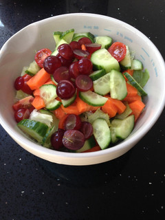 Una foto de Ensalada de uvas y zanahoria 🥕 🍇🥗