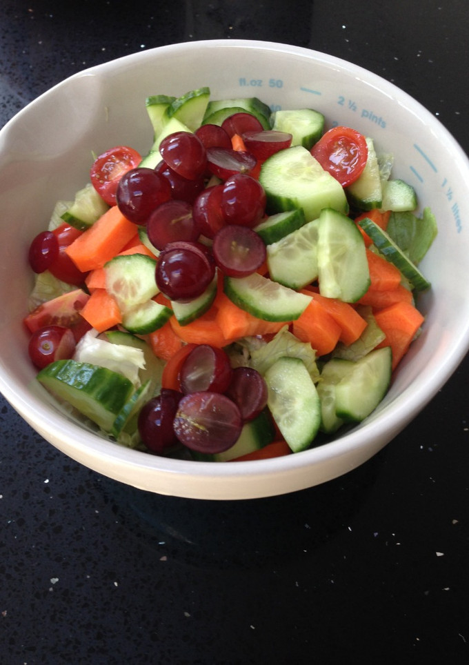 Una foto de Ensalada de uvas y zanahoria 🥕 🍇🥗