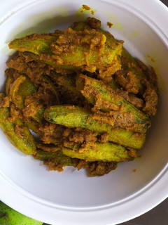 हरे प्याज, कैरी भरवा करेले(Hare pyaz kairi bharwa karele recipe in hindi) रेसिपी मुख्य फोटो