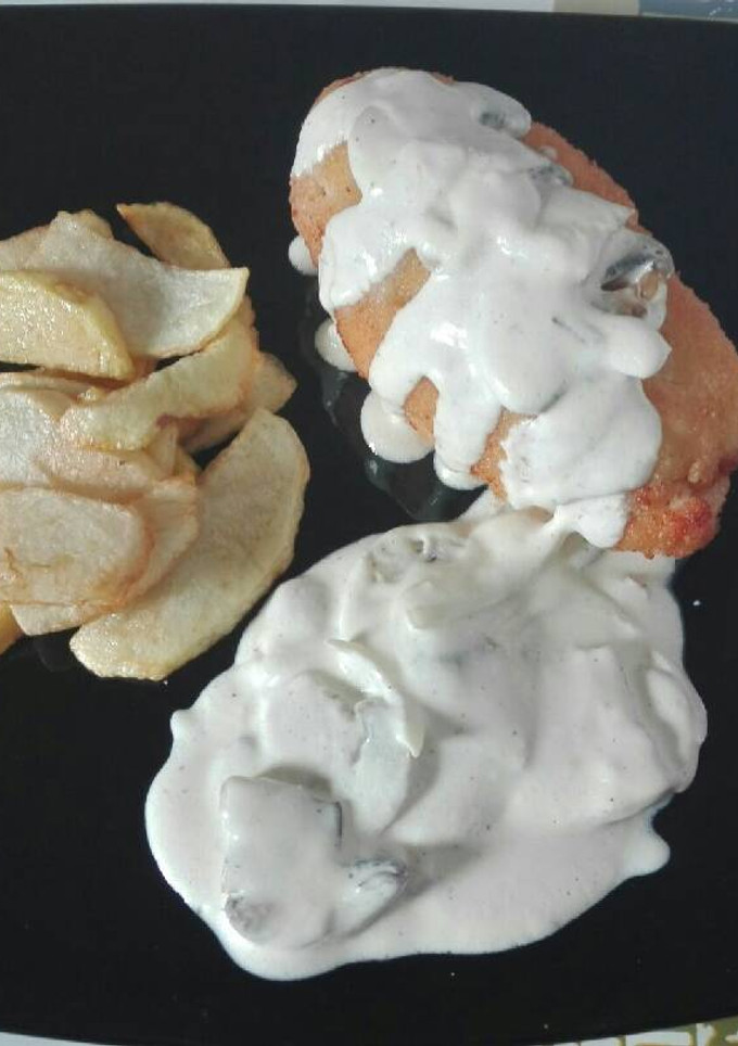 Una foto de Pechuga rellena de queso curado y jamón cocido. (Empanada)