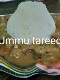 Farar shinkafa da miyan kubewa ainihin hoton girkin