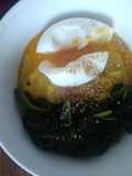 Polenta crémeuse et épinards, surmonté d'un oeuf poché