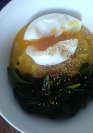 Une photo de Polenta crémeuse et épinards, surmonté d'un oeuf poché