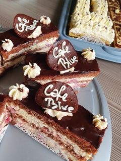 O poză a rețetei Prajitura cu vișine, caramel si mascarpone.
